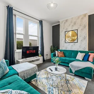  Apartment 20 Percent Off! Stylish Abode Sleeps 12
