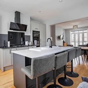  Apartment Stylish & Spacious 3 Bed With Parking